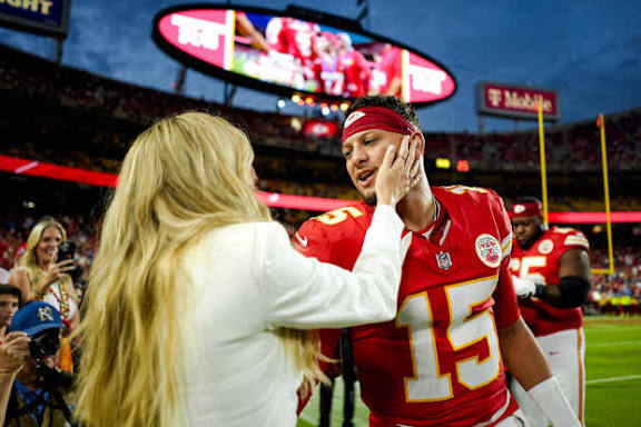 Brittany Mahomes steals the spotlight from Patrick Mahomes with her look at the Chiefs' MNF game