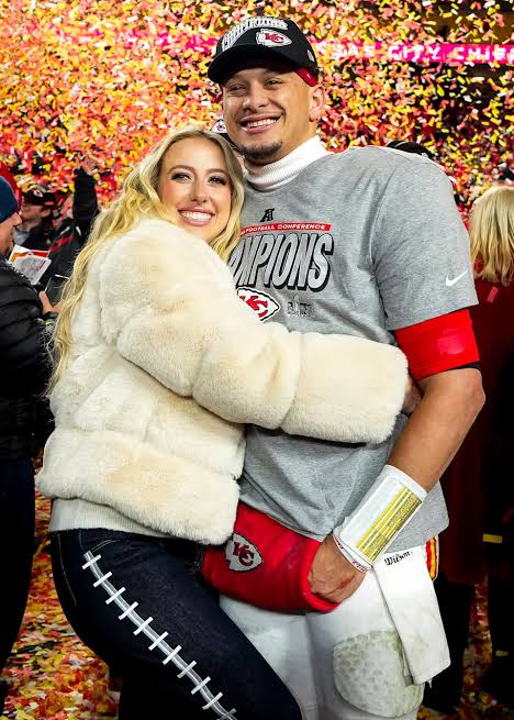 Brittany Mahomes steals the spotlight from Patrick Mahomes with her look at the Chiefs' MNF game