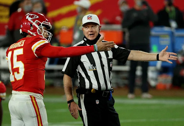 Sad Moment:Patrick Mahomes fuels controversy with referees when he shows his anger at a decision that hurt the Chiefs