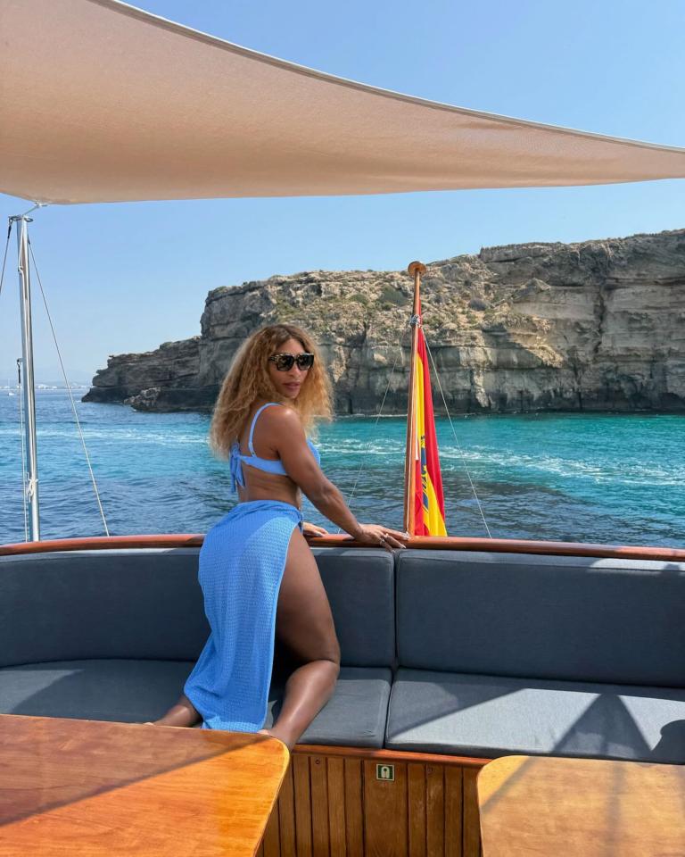 Fans can't stop watching as Serena Williams shows off her awesome abs in blue bikini on yacht trip: ‘Goddess of the sea’